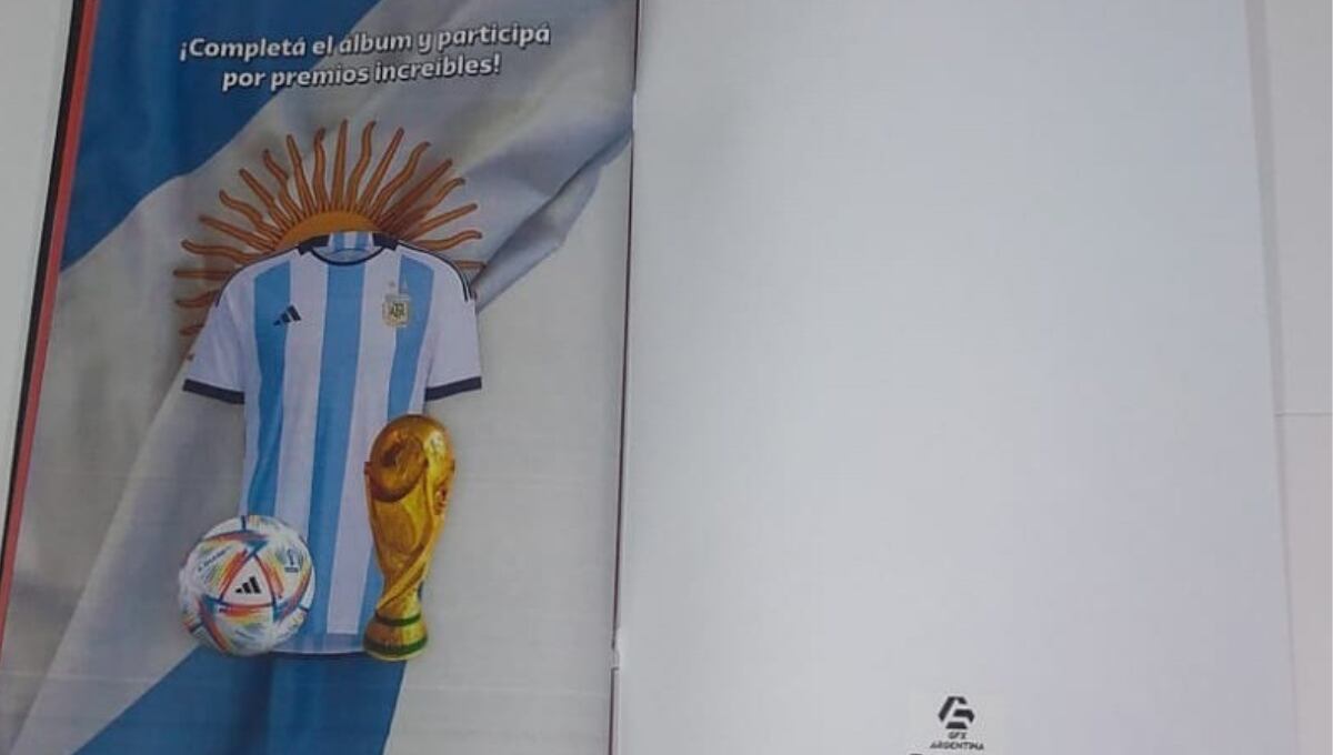 Un mendocino creó su álbum de Qatar 2022 y lo vende en las redes con todas las figuritas: cuánto cuesta. Foto: Ezequiel Moreno.