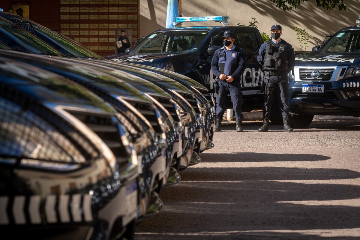 El Gobernador Rodolfo Suarez y el ministro de Seguridad, Raúl Levrino,  entregaron de vehículos y drones para la Policía de Mendoza. Foto: Ignacio Blanco / Los Andes 