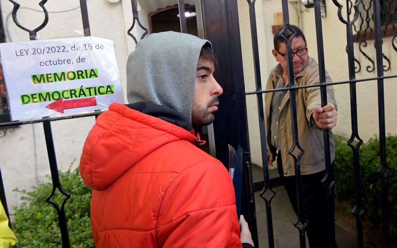 Filas para tramitar la ciudadanía en el consulado de España en Mendoza (Orlando Pelichotti / Los Andes)