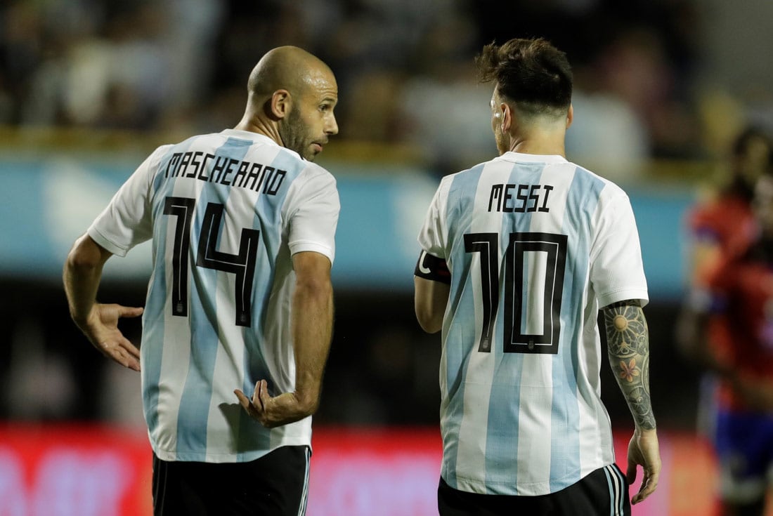 Javier Mascherano y Lionel Messi, los dos jugadores con más partidos en la Selección Argentina con 147. (AP)