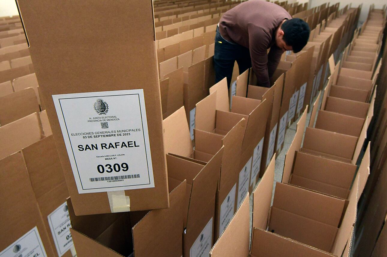 La Junta Nacional Electoral ya tiene listas las boletas, urnas y accesorios que se usarán este próximo domingo en las elecciones municipales 


Foto: Orlando Pelichotti 
