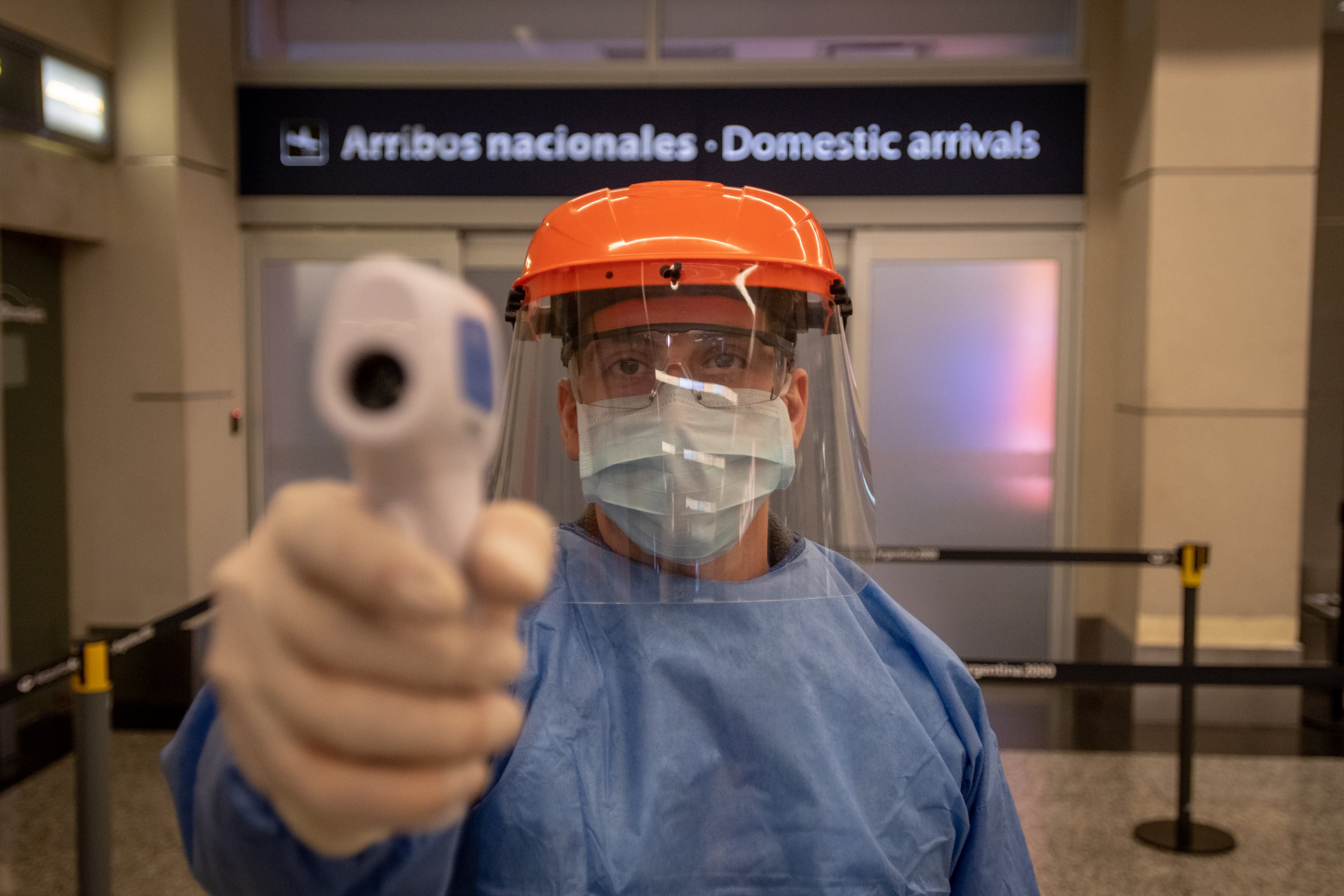 Mendoza 16 de junio de 2020

Aeropuertos Argentina 2000 presentó las acciones sanitarias que se llevaran a cabo en Mendoza a la espera del retorno de los vuelos. 

Foto: Ignacio Blanco / Los Andes