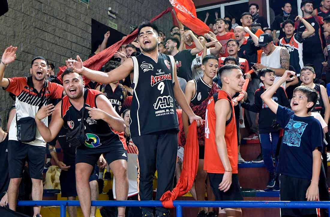 Imágenes de la primera final del certamen Clausura de la Superliga de básquet, 
Hinchas de Atenas alentando a su equipo antes del comienzo del partido, Atenas Sport Club vs. San José. Foto Orlando  Pelichotti