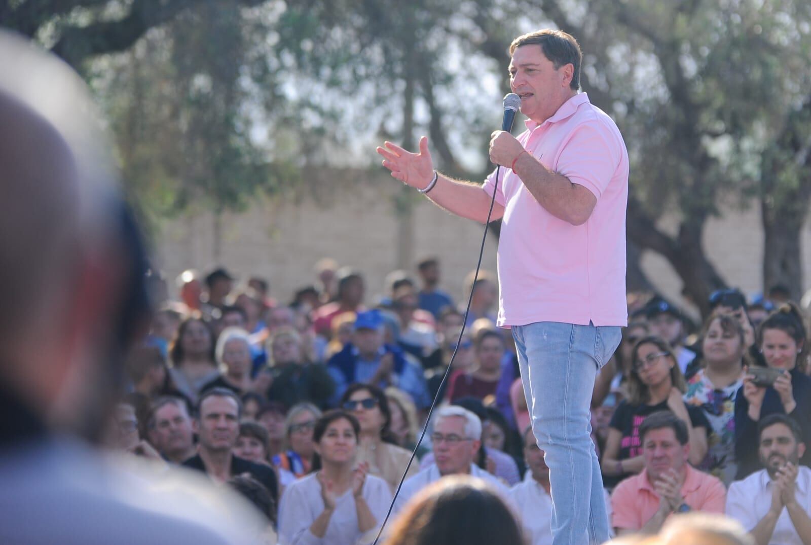 Omar Parisi, candidato a gobernador del Frente Elegí, durante el cierre de campaña realizado en el camping de Luz y Fuerza.