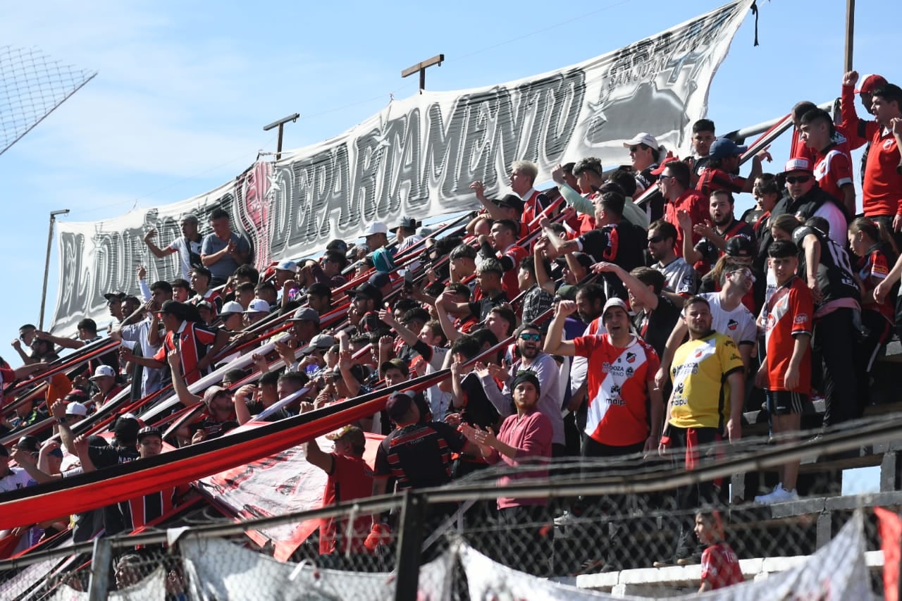 Fiel a su costumbre, el pueblo Botellero copó la popular local alentando a su equipo. / José Gutiérrez (Los Andes).