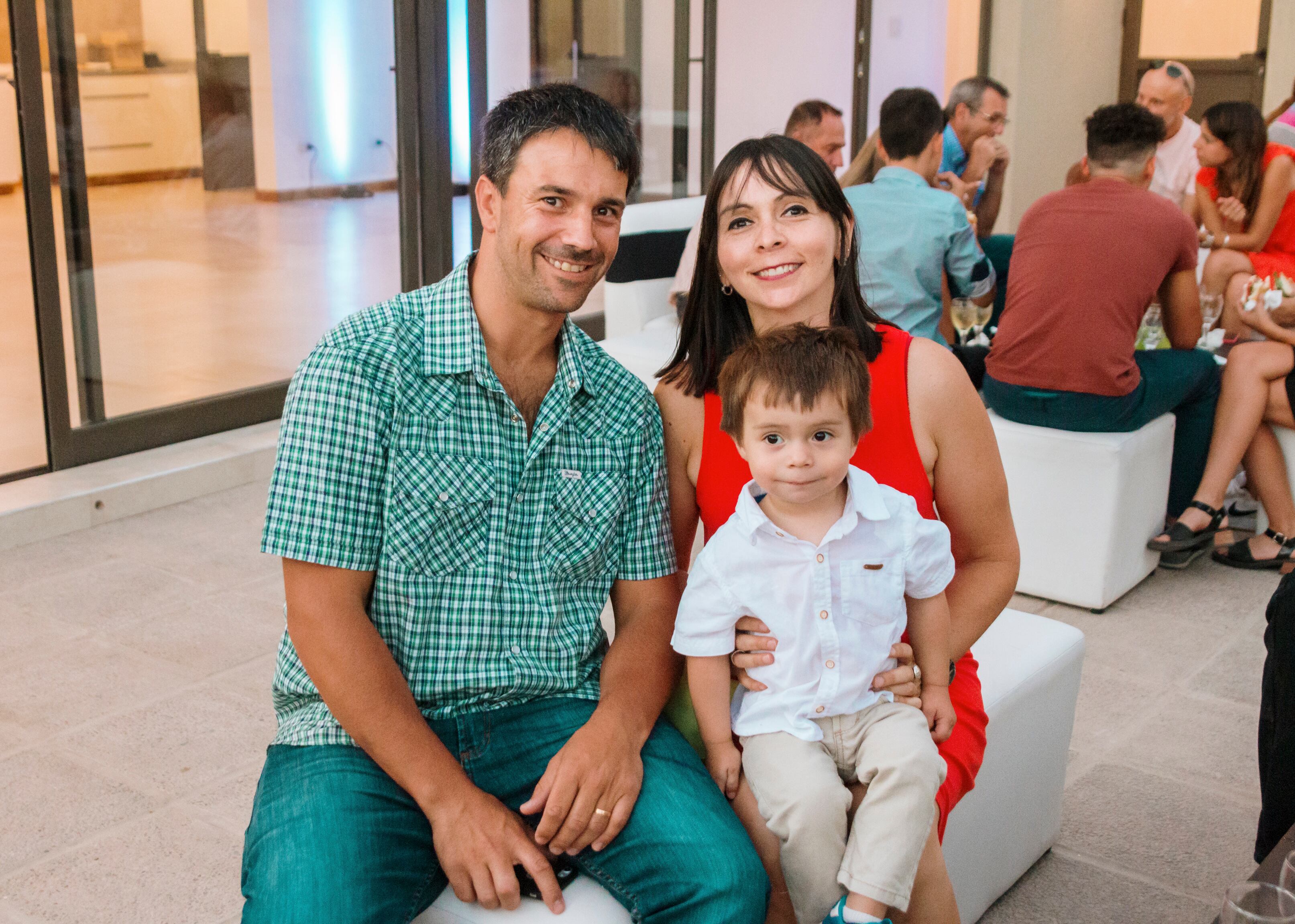 Leandro Marinelli con Natalia Riveros y el pequeño Lorenzo.