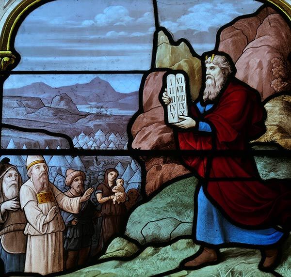 Moisés desciende desde el monte Sinaí portando la Tableta con los Diez Mandamientos. Vitral en la iglesia de Saint Aignan, en Chartres, Francia.