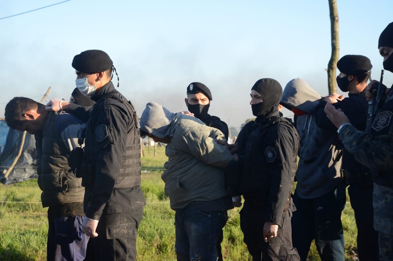 Tensión en Guernica: incidentes entre policías y usurpadores de tierras tras el desalojo