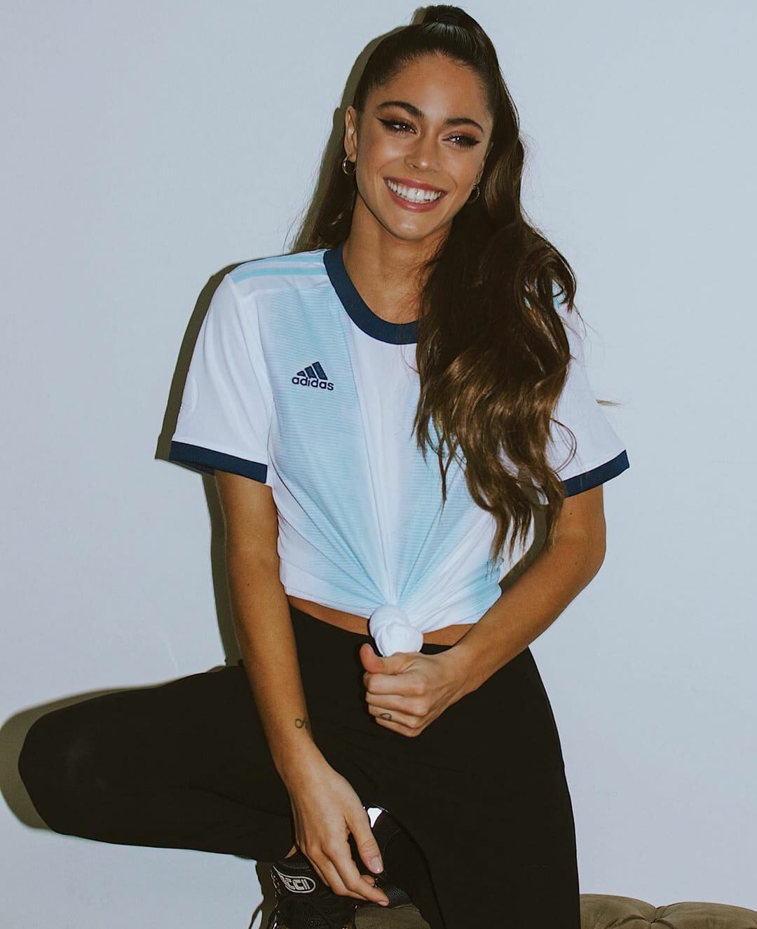 La combinación casual de Tini Stoessel de la camiseta de la Selección y calzas negras.