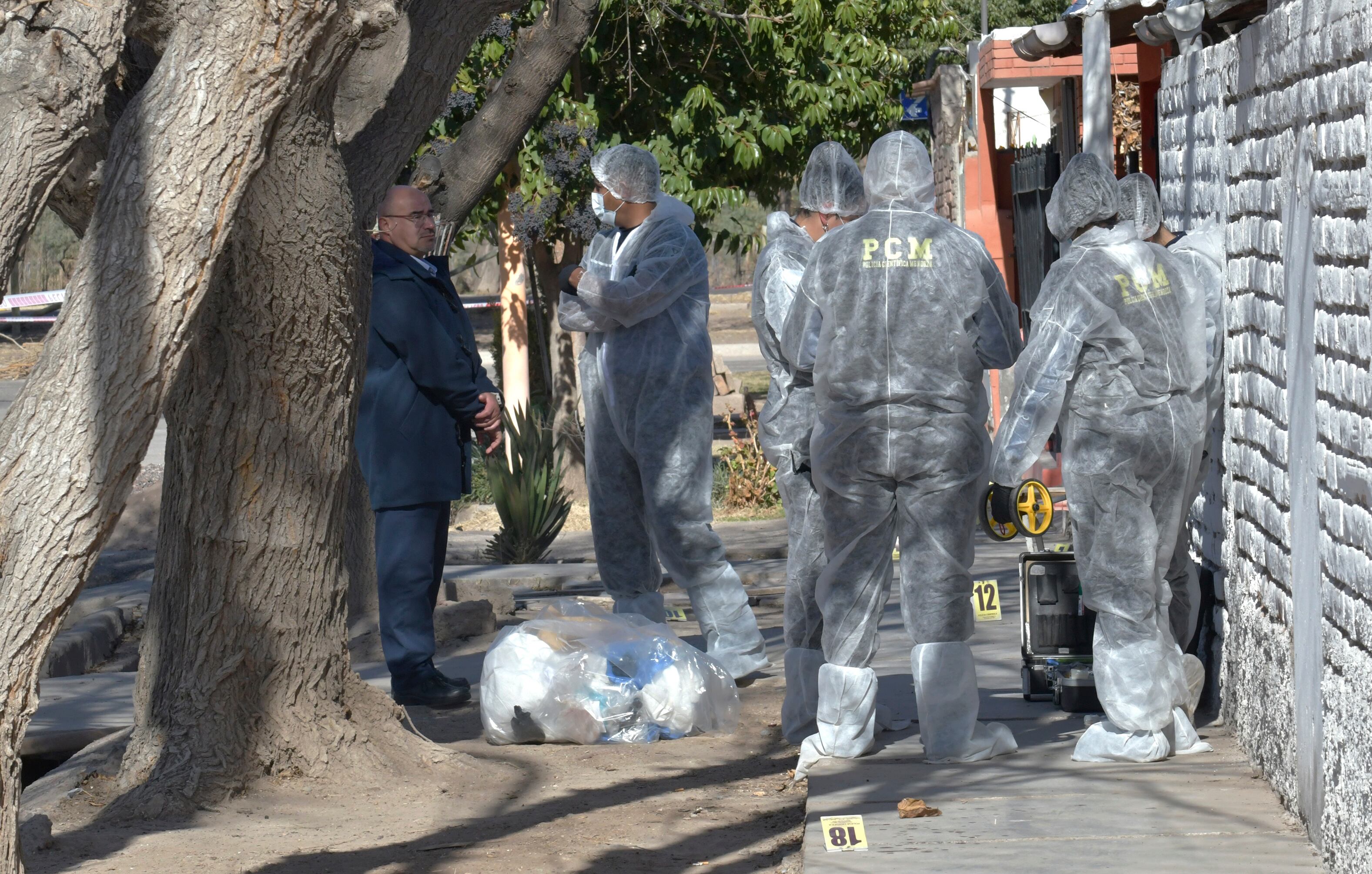 Femicidio en Rivadavia
La joven asesinada fue identificada como Karen Ríos (20). El femicida, Hugo Orlando Sosa (41), fue capturado. La madre de la joven está grave. Preocupación porque no encuentran al hijo que el asesino tuvo con la hermana de la víctima fatal.
En el Barrio Libertad de Rivadavia. 
Foto: Orlando Pelichotti / Los Andes