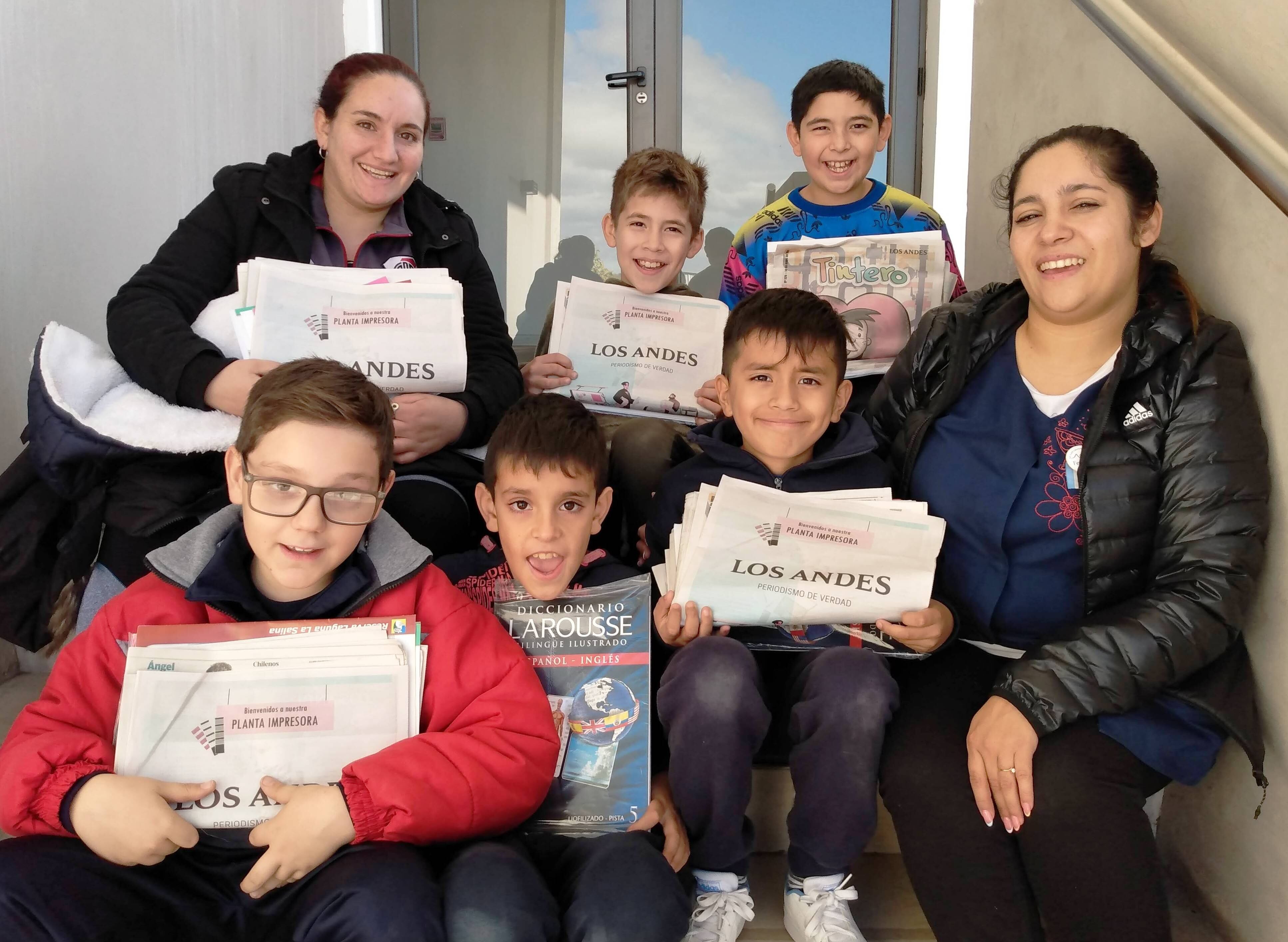 Luciano, Bautista, Luciano, Matheo, Giovanni y Sofía, acompañados por Fernanda Suárez, su docente.

