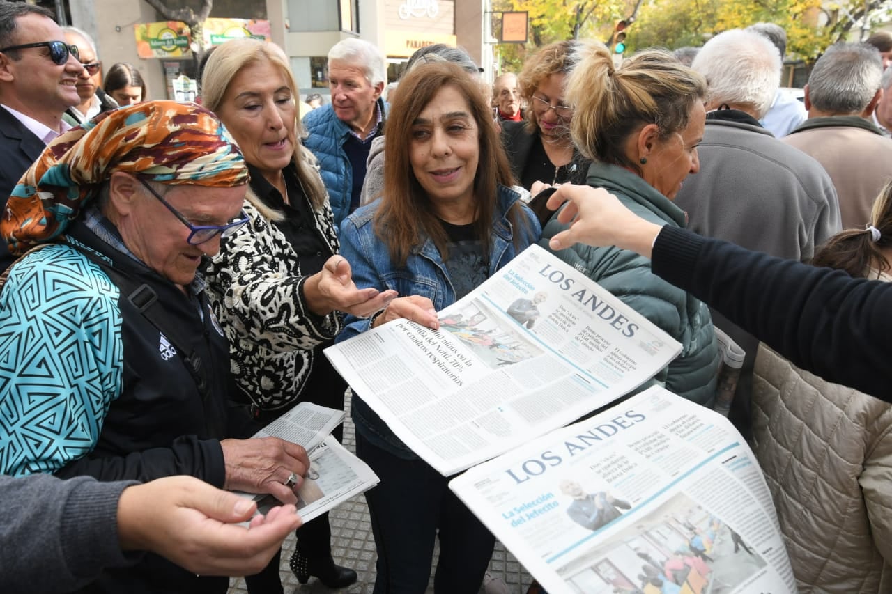 Los Andes repartió ejemplares entre los que se hicieron presentes en el homenaje a Juan Vidable.