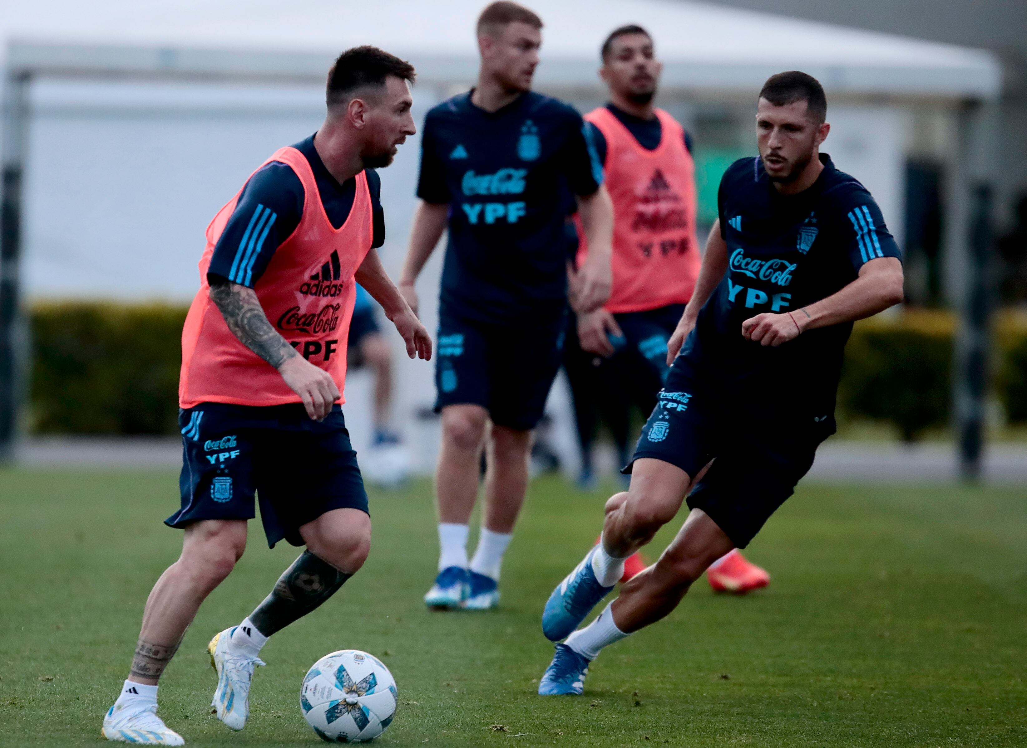 Messi en acción en la práctica de la selección argentina. (Fotobaires).