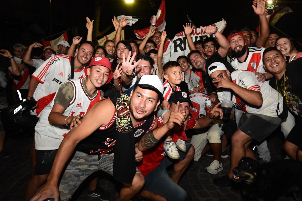 Festejos de los hinchas de River en el Kilómetro 0. Foto Mariana Villa.