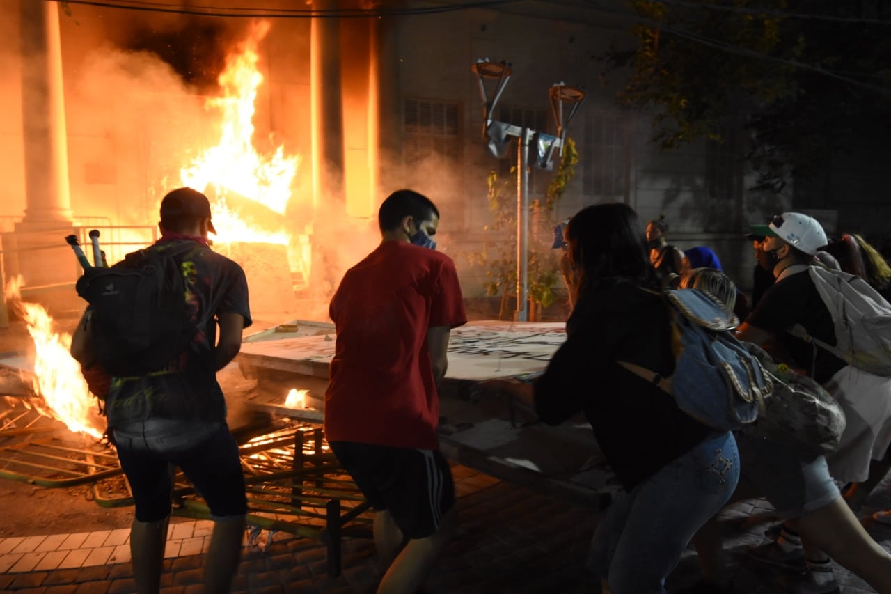 Un pequeño grupo de manifestantes que pedía justicia por el femicidio de Florencia Romano incendió la Legislatura de Mendoza on bombas molotov.