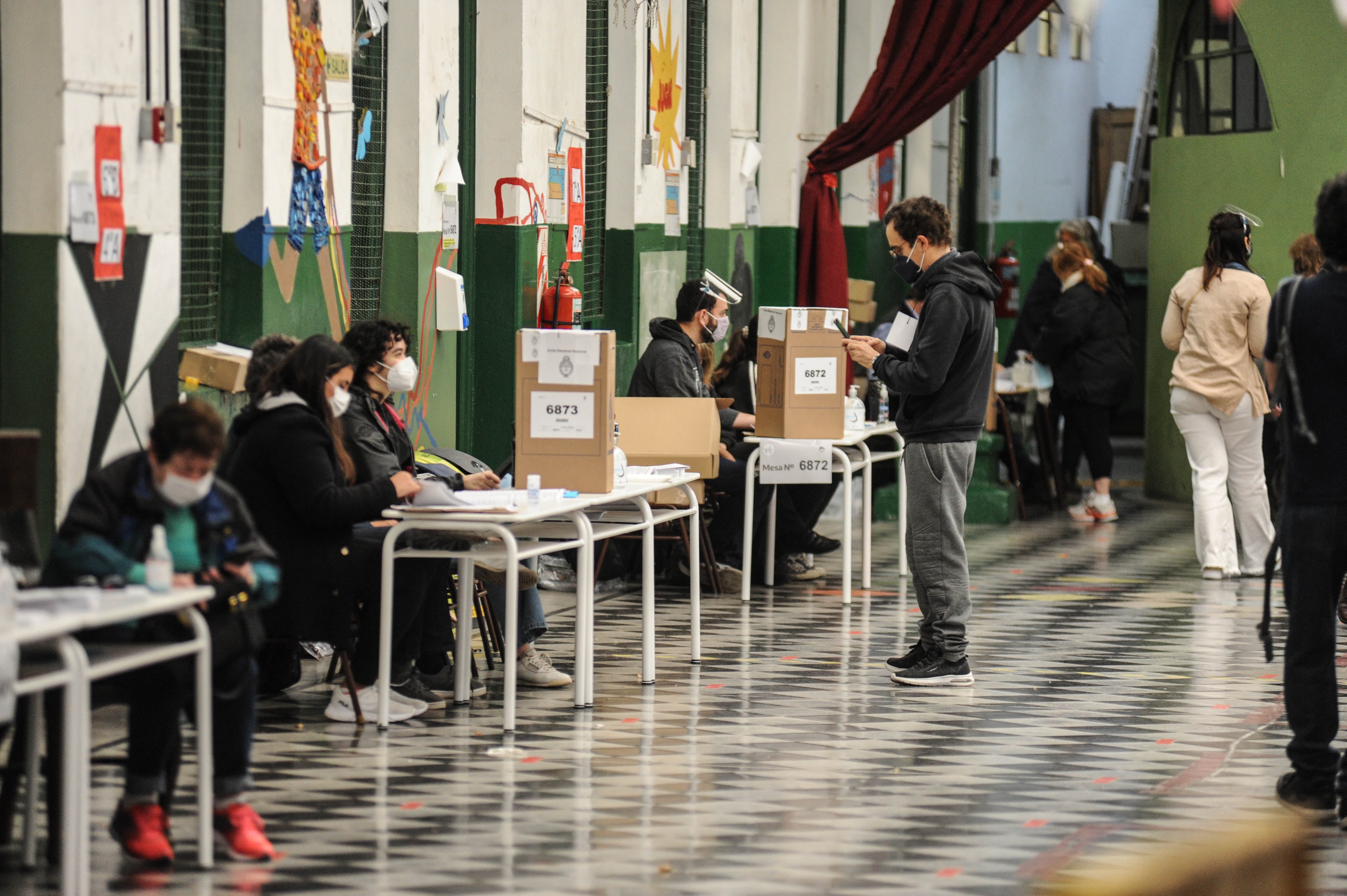 Votacion Paso 2021 en Argentina ,  Escuela primaria Numero 4 de Palermo , gente votando , protocolo , covid , urna , Foto Federico Lopez Claro