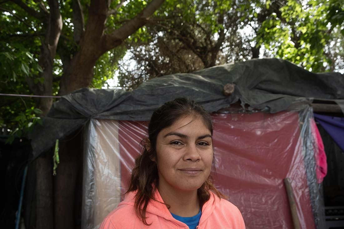 Yésica Marcos quiere construir una casa de material en el mismo terreno donde, hace menos de un mes, levantó su precaria vivienda de palos, nailon, lona y chapas. Foto: Ignacio Blanco / Los Andes.