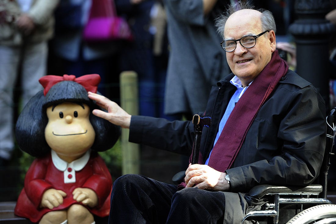 Quino posa junto a una escultura de Mafalda