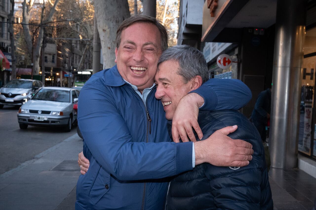 Martin Aveiro junto a Aldolfo Bermejo, dos diputados nacionales peronistas en contra del DNU. Foto: Ignacio Blanco / Los Andes

