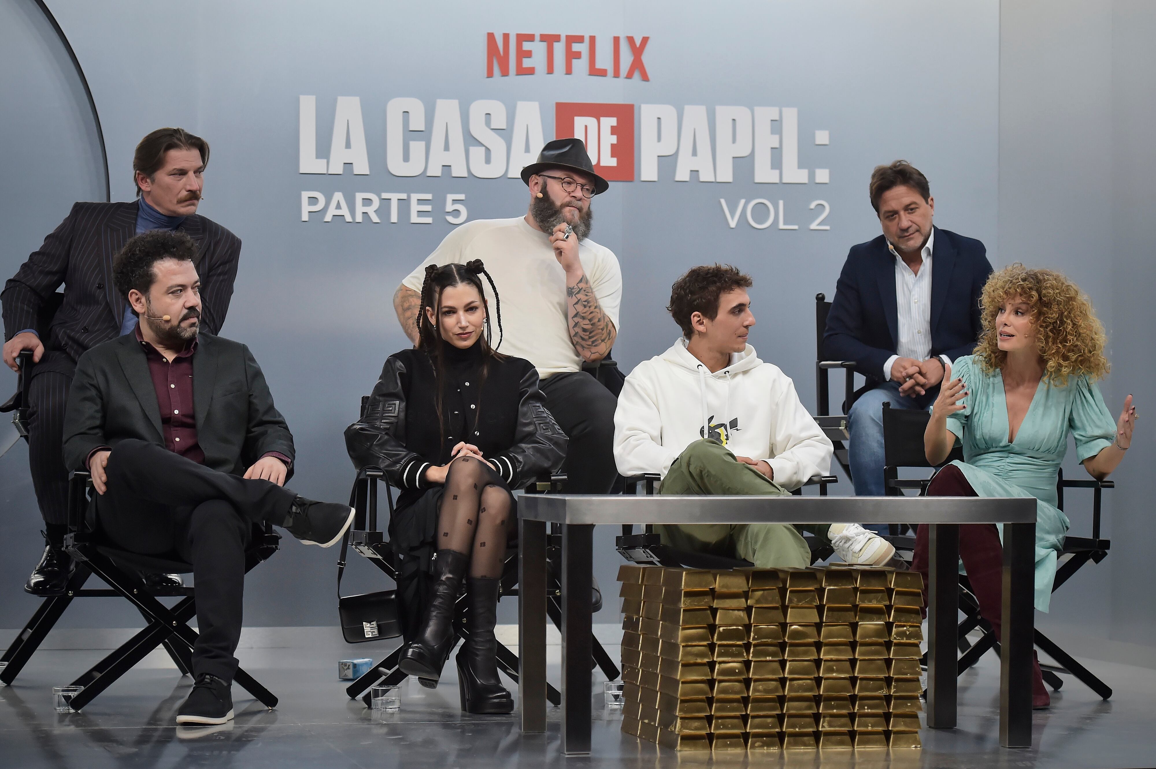 El elenco de "La Casa de Papel", durante la conferencia de prensa de cara al final de la serie. Úrsula Corberó, Tokio,  escucha a Esther Acebo, Mónica Gaztambide. (Juan Naharro Gimenez/Getty Images for Netflix)