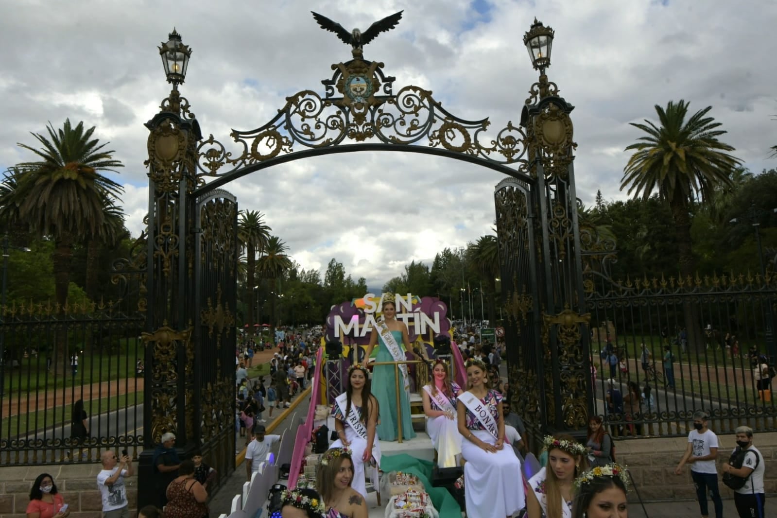 Las calles de la Ciudad de Mendoza se llenaron de pobladores y turistas que disfrutaron del clásico Carrusel Vendimial. Foto: Orlando Pelichotti / Los Andes