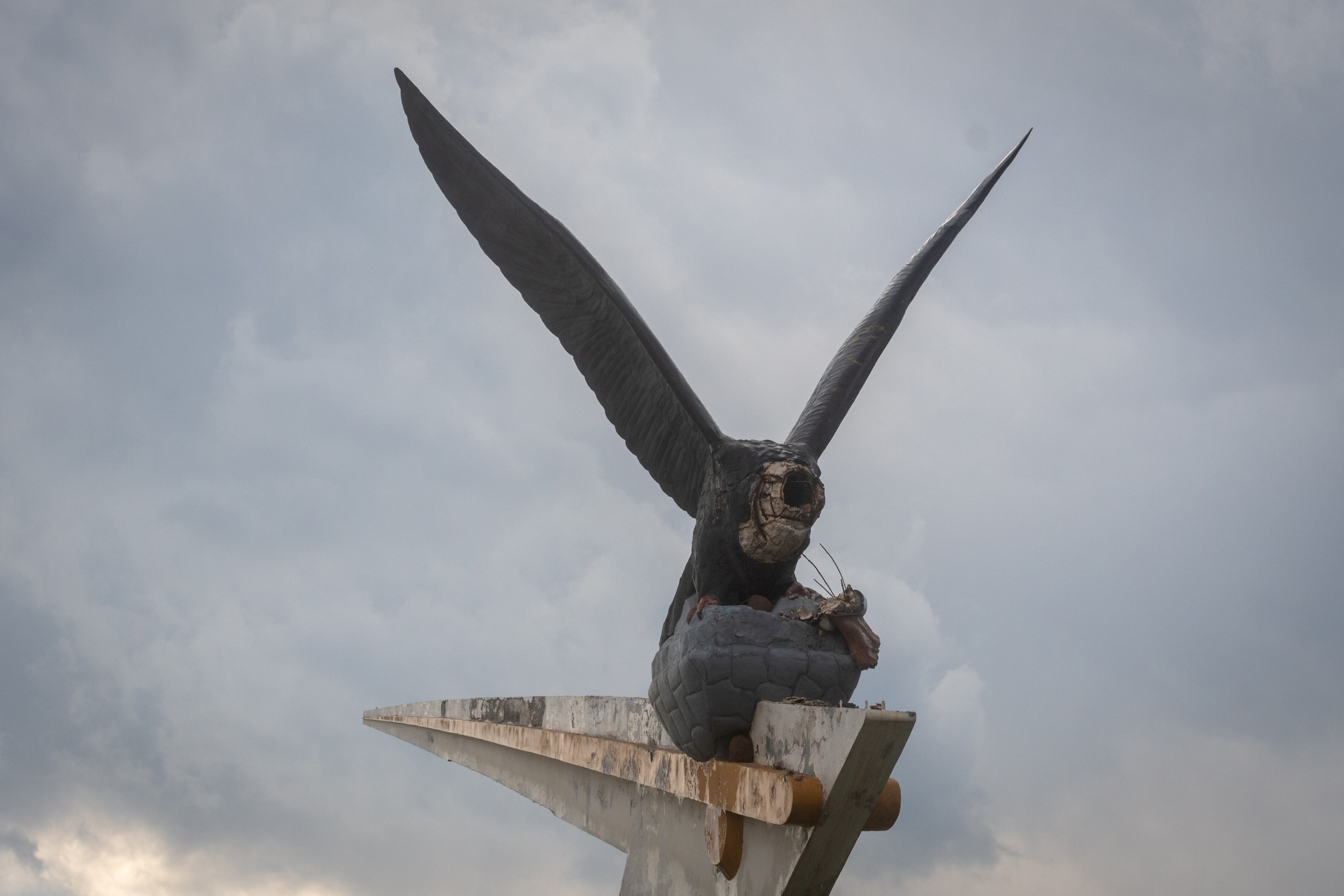 Monumento al Cóndor sin cabeza por la fuerte tormenta