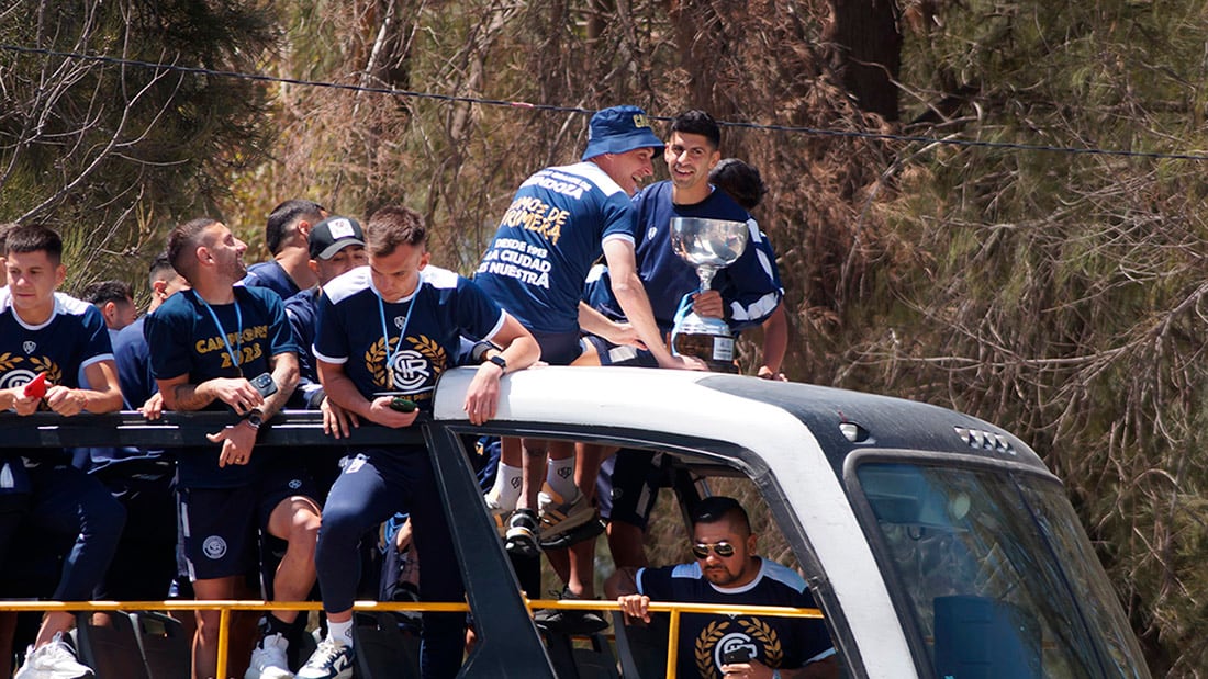 Independiente Rivadavia, el campeón, se paseó por la ciudad de Mendoza, donde fue recibido y acompañado por miles de simpatizantes Azules. 