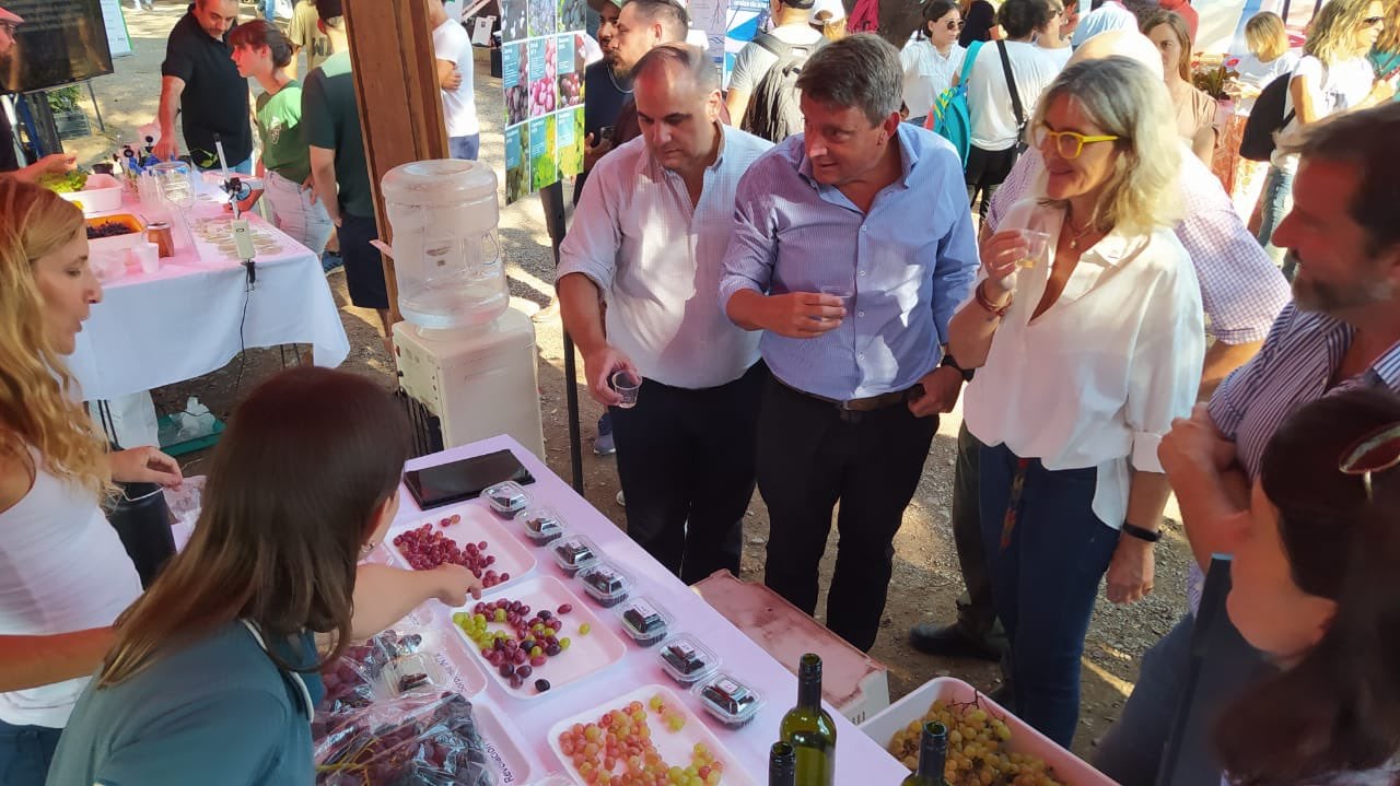 El presidente del INTA, Juan Cruz Molina, recorrió los puestos de tecnología y de  productores locales que sirvieron de ante sala al almuerzo en la estación experimental del INTA, en Luján de Cuyo.