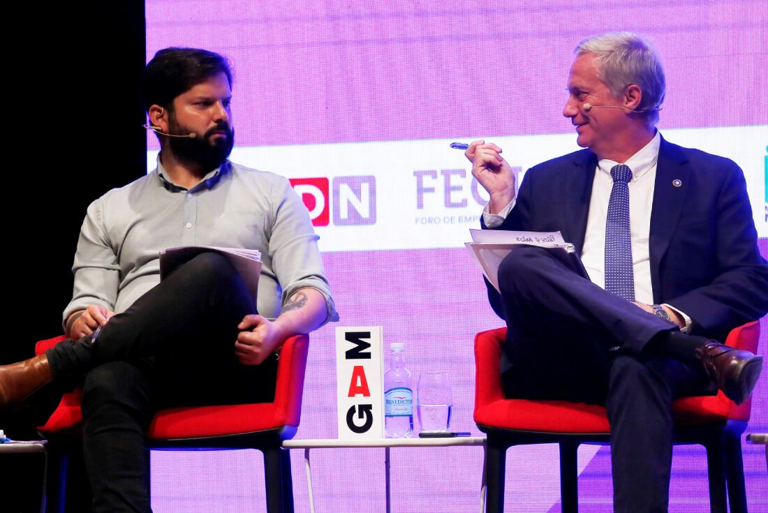 Gabriel Boric y José Antonio Kast. Los dos extremos se verán las caras en un balotaje. (Foto / AP) 