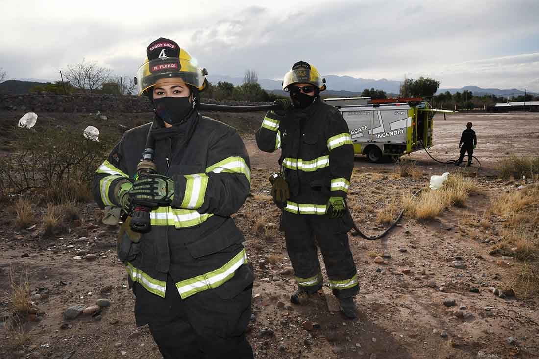 Bomberos voluntarios de Godoy Cruz junto a personal de Defensa Civil en el piedemonte en Godoy Cruz, preparados para intervenir en casos de incendios, ya que hace más de 50 días que no llueve en Mendoza.