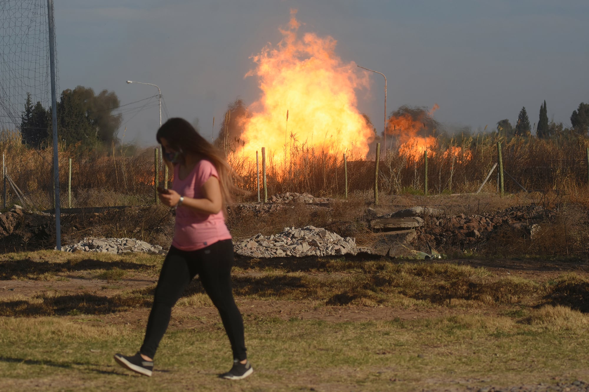 Aunque inicialmente gran parte de la zona se quedó sin luz, labores de Edemsa lograron encapsular el área crítica y restablecieron el suministro para los vecinos.