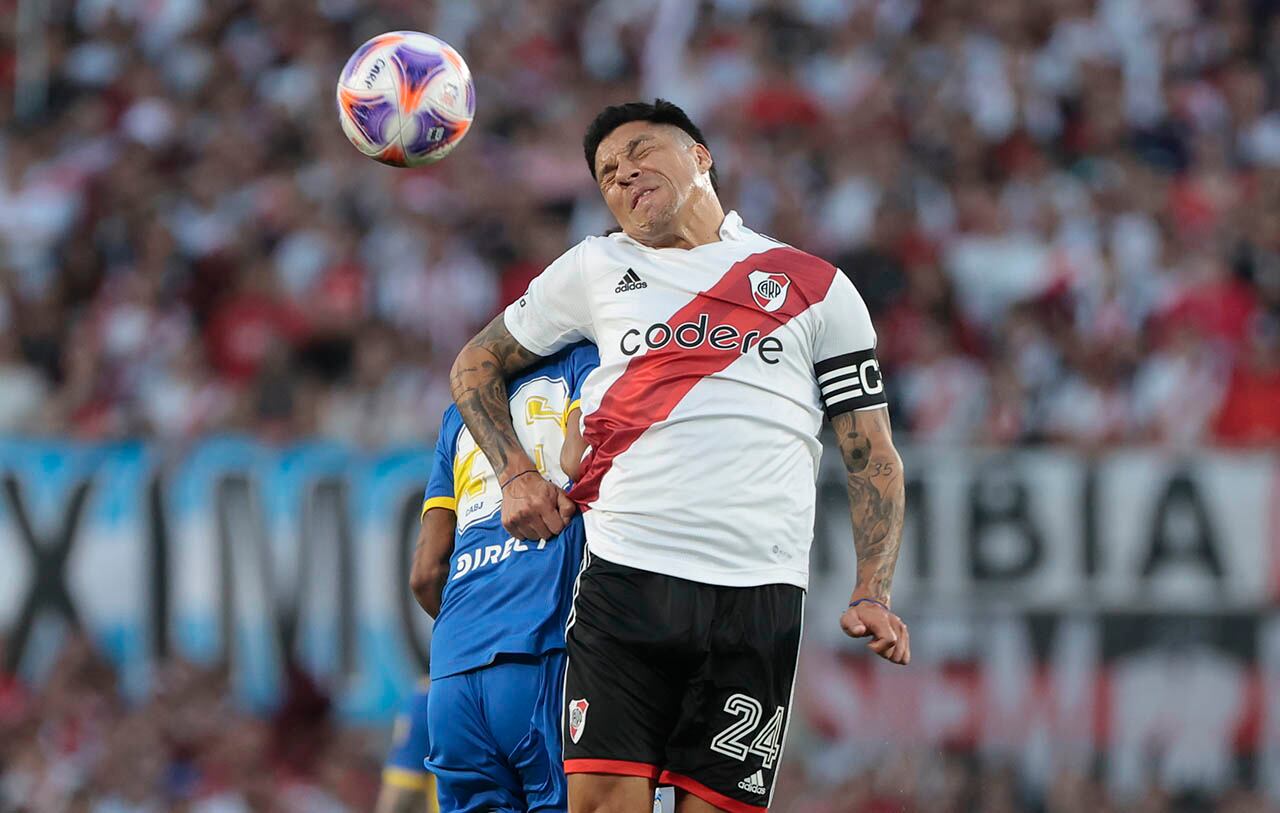 Enzo Pérez (d) de River disputa el balón con Cristian Medina de Boca hoy, durante un partido del campeonato de Primera División disputado en el estadio Monumental de Buenos Aires (Argentina). EFE/Juan Ignacio Roncoroni