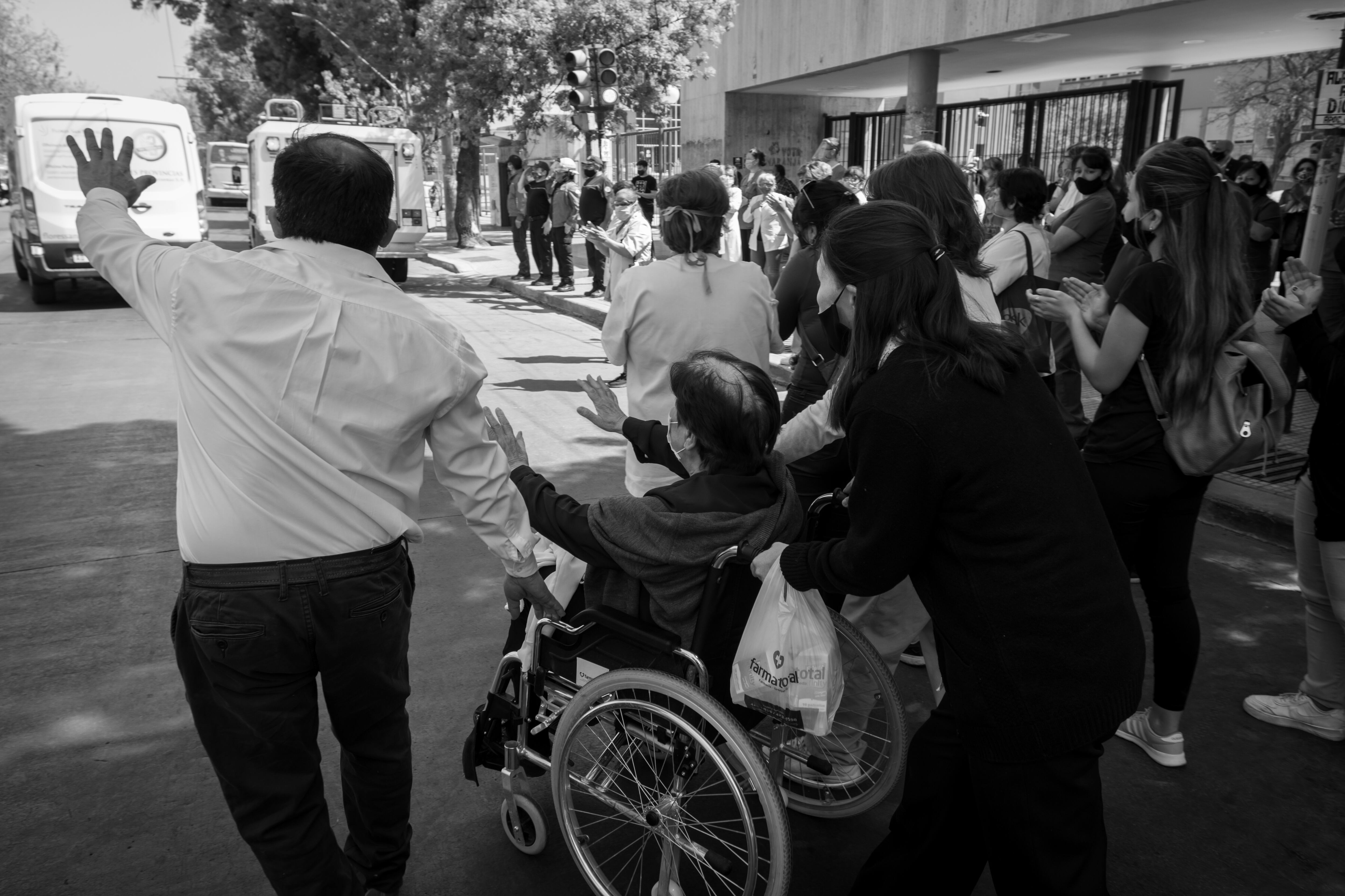 Familiares frente al Hospital Central. Foto: