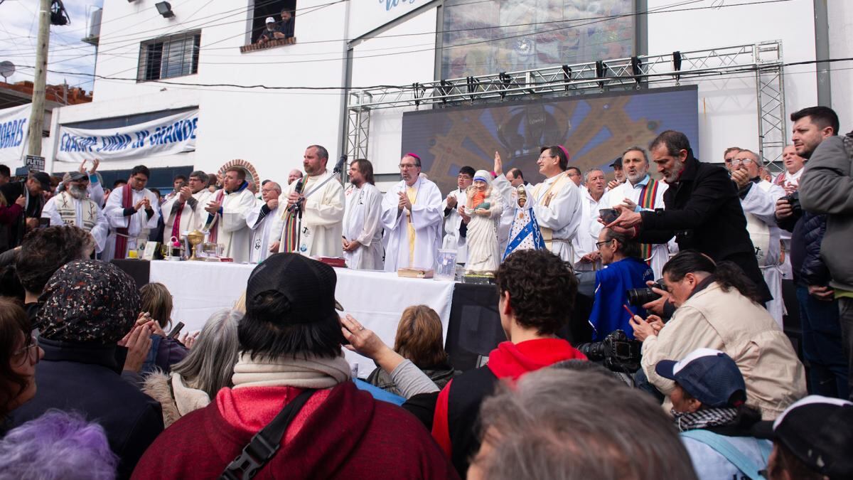 Misa de desagravio al papa Francisco frente los dichos de Milei. Convocó a representantes de la iglesia, políticos, sindicalistas y cientos de ferigreses católicos (Telam)