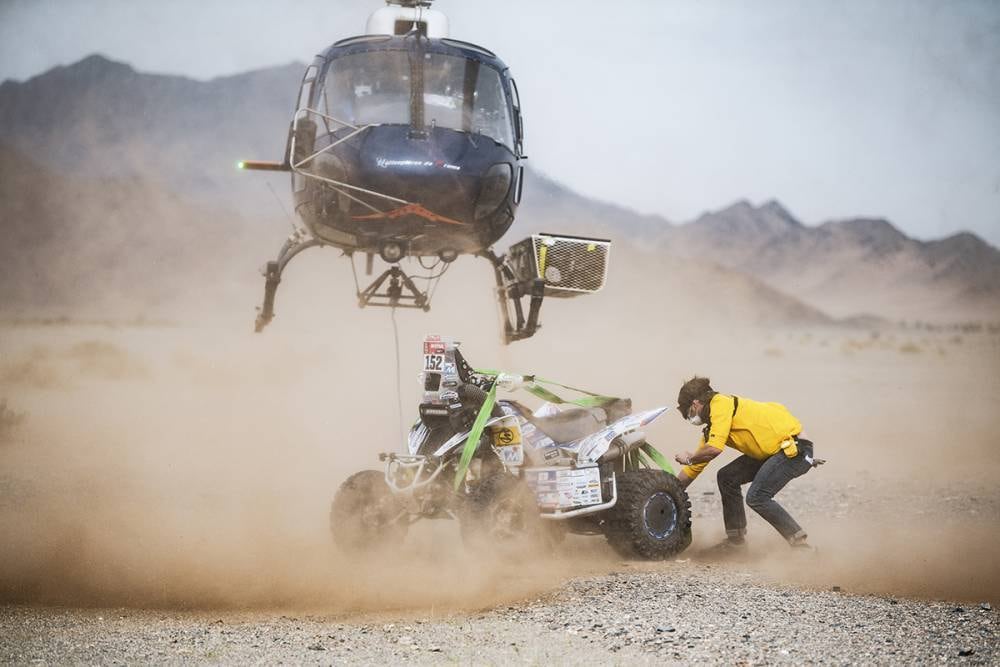 Un helicóptero se lleva un cuatriciclo en la etapa 11 de la competencia.