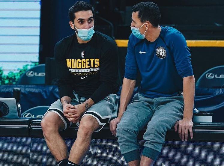 Campazzo y Prigioni charlando en la previa del partido. Dos cordobeses son potencia.