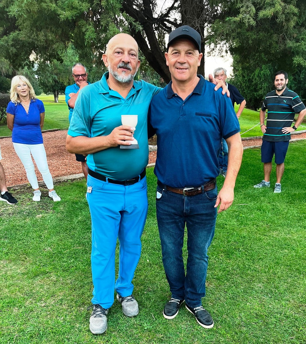 José L. Chaar recibe su premio de campeón. / Gentileza.