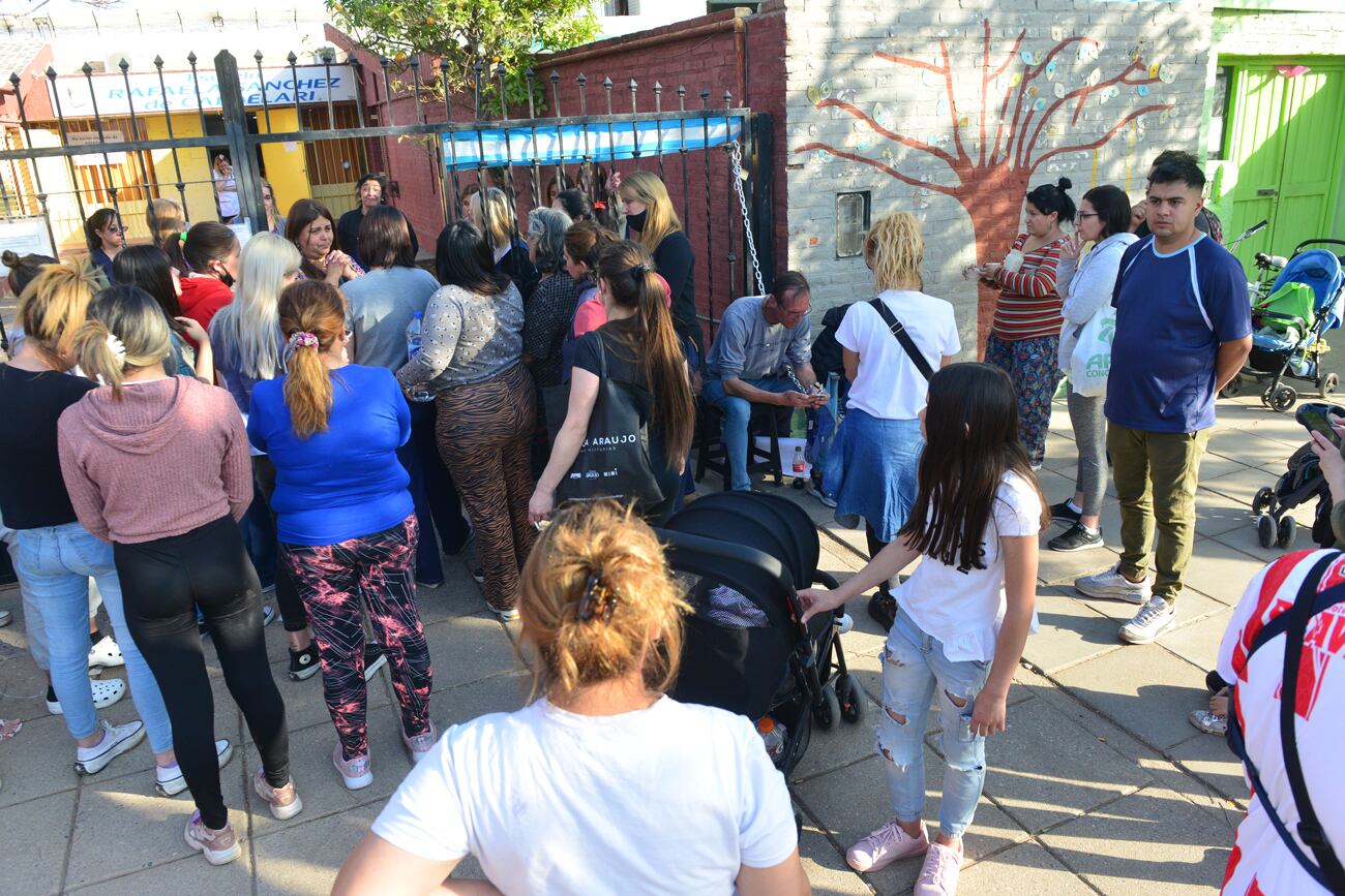 Padre se encadeno a la entrada de la escuela Rafaela Sanchez de Caldelari en barrio Ayacucho pidiendo investigacion por supuesto abuso de su hijo alumno