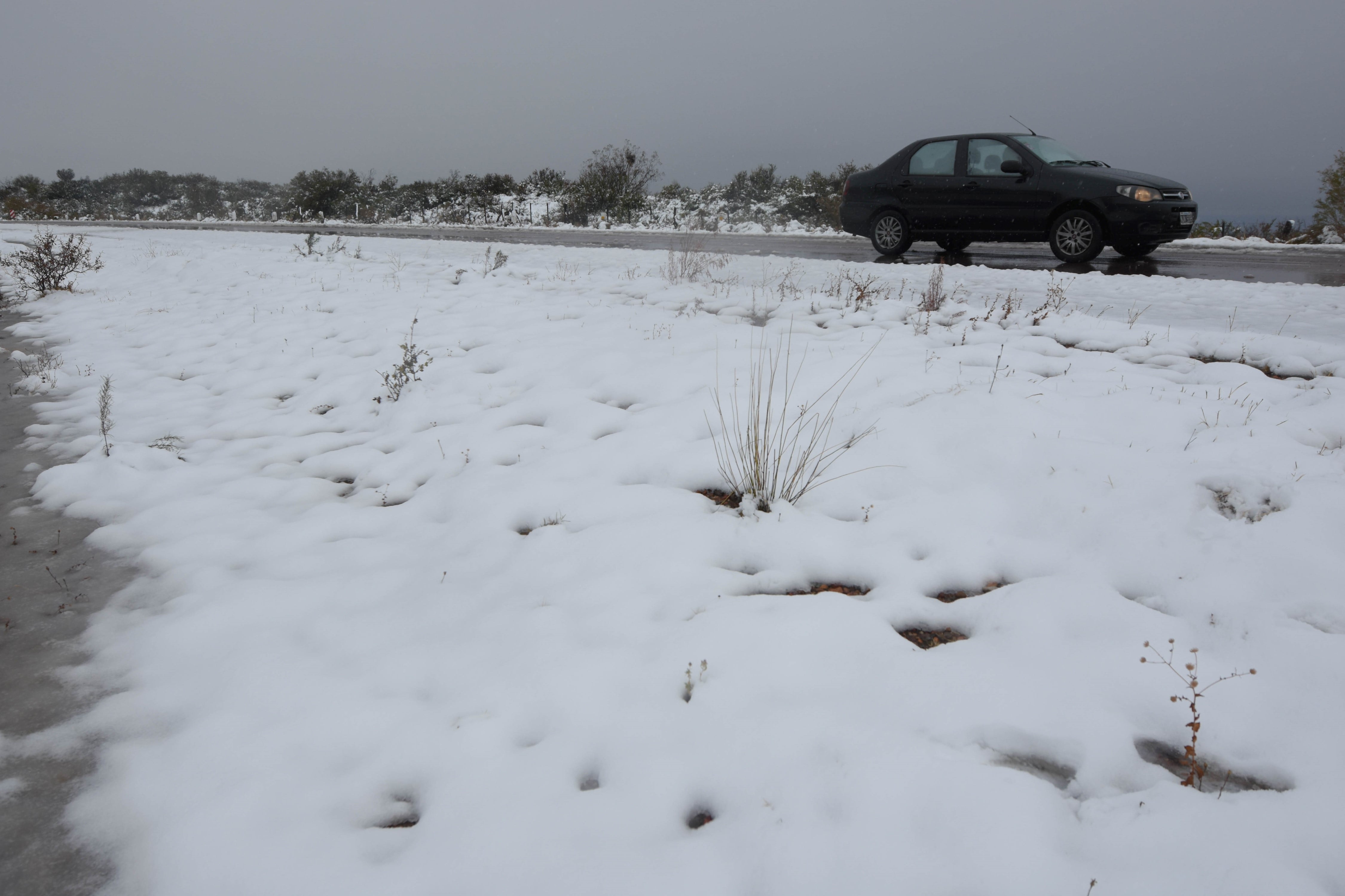 Por el frente frio que se registra en la provincia de Mendoza, en la zona de los cerrillos en el departamento de Tupungato, se acumuló una importante cantidad de nieve