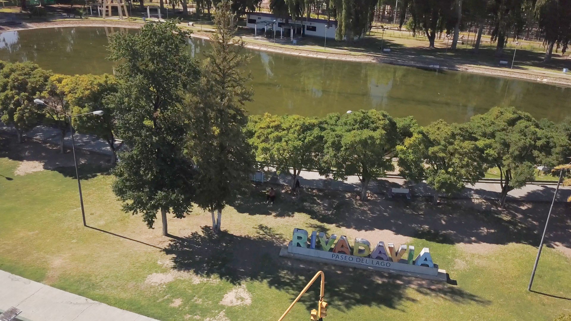 El Paseo del Lago es uno de los favoritos de la soberana. Ella destaca el monumento a la familia rural y los shows en vivo.