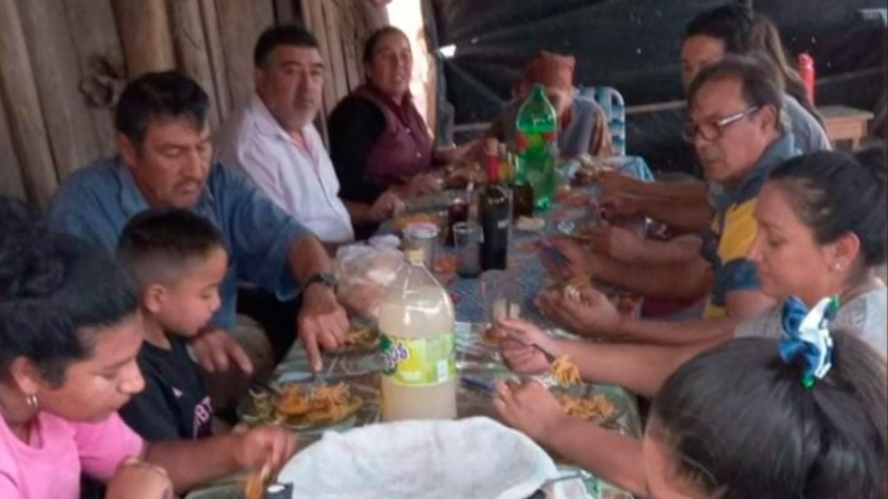 La foto del almuerzo previo a la desaparición de Loan. 