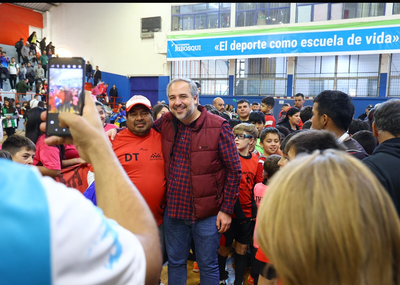 Stevanato dio el puntapié inicial a los torneos de fútbol del departamento. Foto: Maipú Municipio.