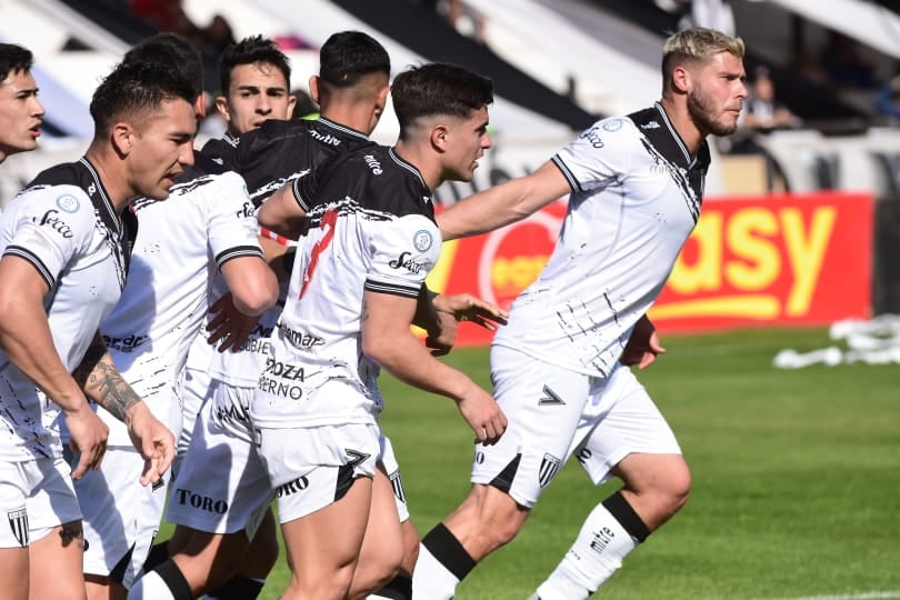 Por la 32° fecha de la Primera Nacional, Gimnasia recibe a Chacarita. Ciccolini convirtió de penal y sus compañeros festejan. / Mariana Villa (Los Andes).