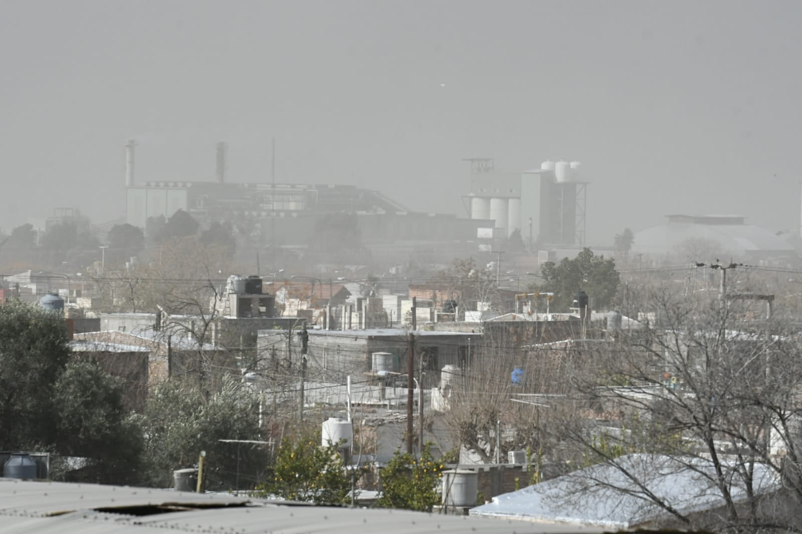 En la tarde de este miércoles el Zonda golpeó el llano y la temperatura rondó los 30 grados.