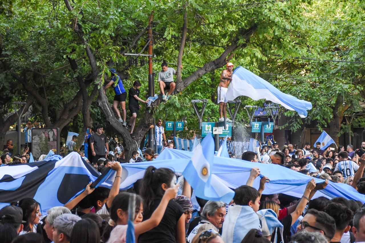 Argentina a la final, los bares de la Aristides fueron los elegidos para acompañar a los 11 jugadores de la selección, luego se concentraron en la  Peatonal junto a otros miles de mendocinos a festejar el triunfo de la Scaloneta.

foto: Mariana Villa / Los Andes