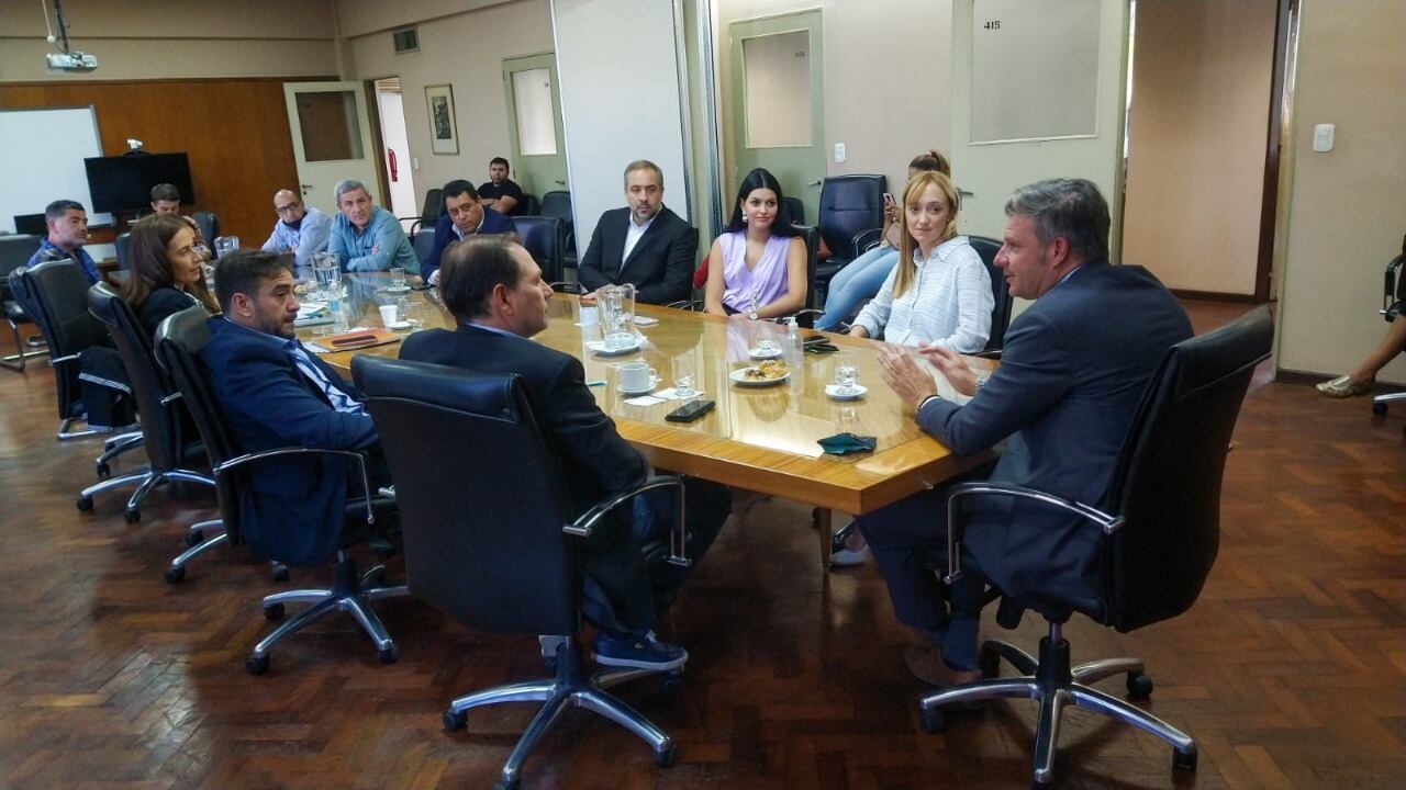 La senadora nacional Anabel Fernández Sagasti junto a intendentes del PJ y el secretario de Desarrollo Territorial, Luciano Scatoloni.