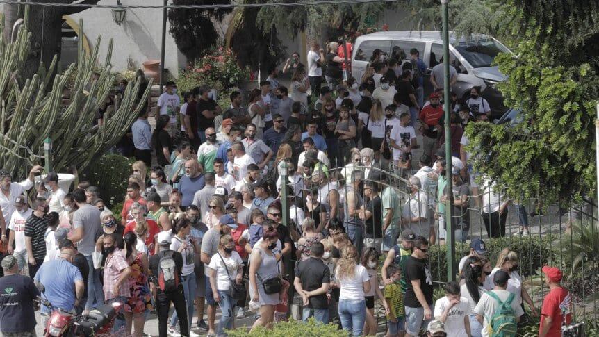 Cientos de personas asistieron al velatorio de los restos de Lucas González, el joven asesinado por policías. Fotos TyC