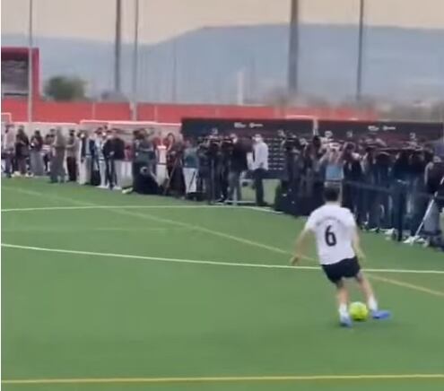 Benjamín Vicuña jugando a fútbol. Captura video.