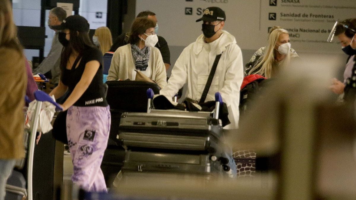 Emilia Mernes y el Duki en el aeropuerto argentino.