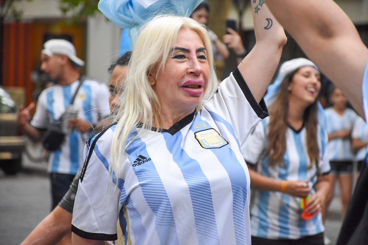 Argentina ya esta en cuarto de final y Mendoza lo festejo así. 
Foto: Mariana Villa / Los Andes